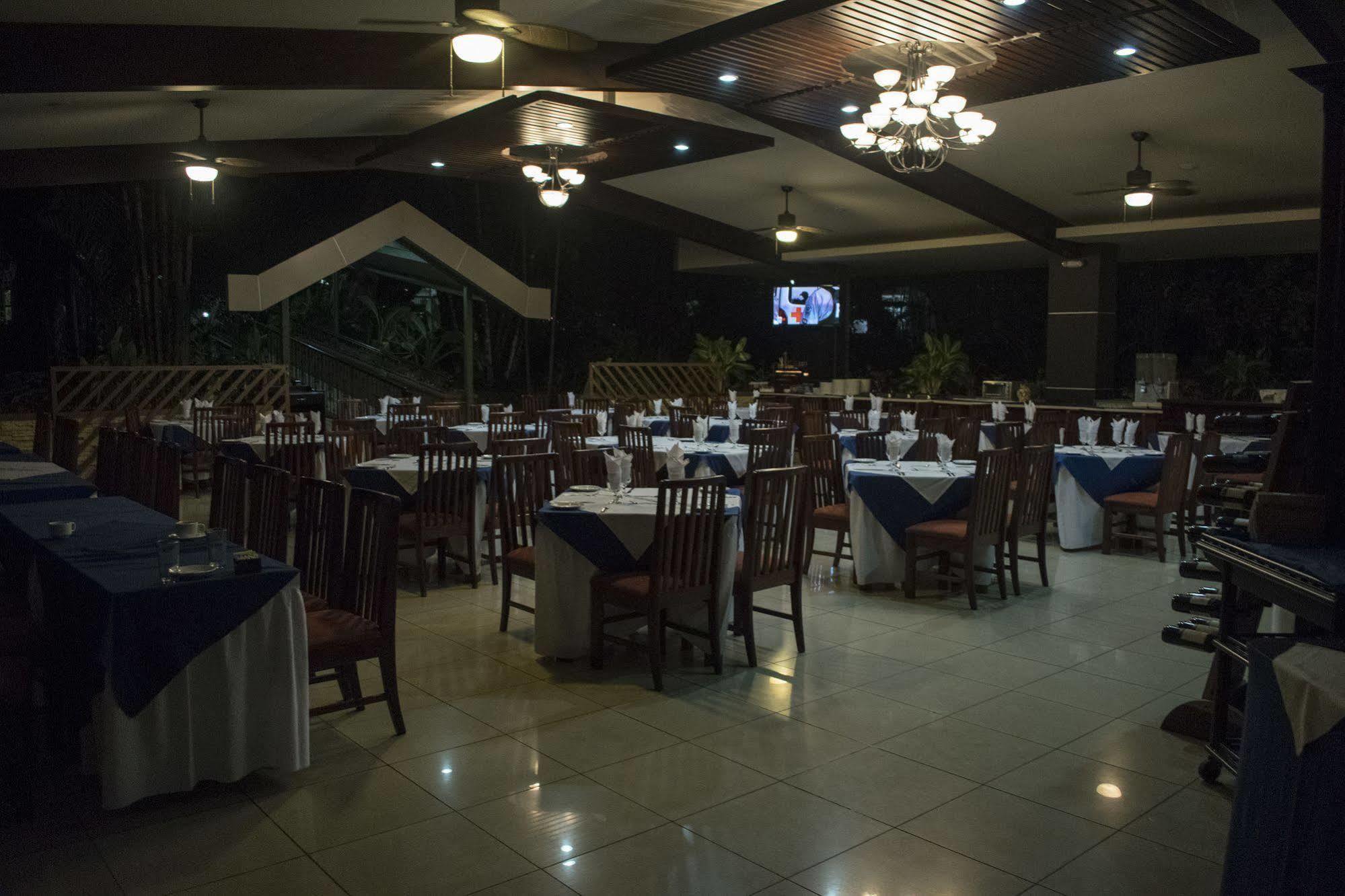 Hotel Suerre Guápiles Zewnętrze zdjęcie